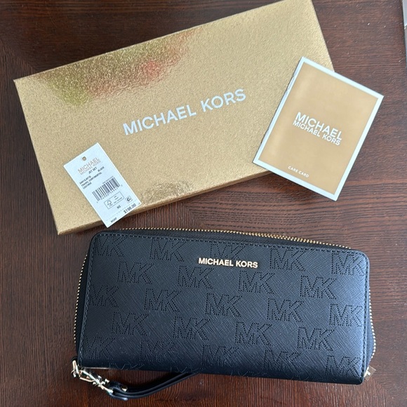 Michael Kors | Travel Continental Black Leather Wallet Wristlet - Picture 1 of 8